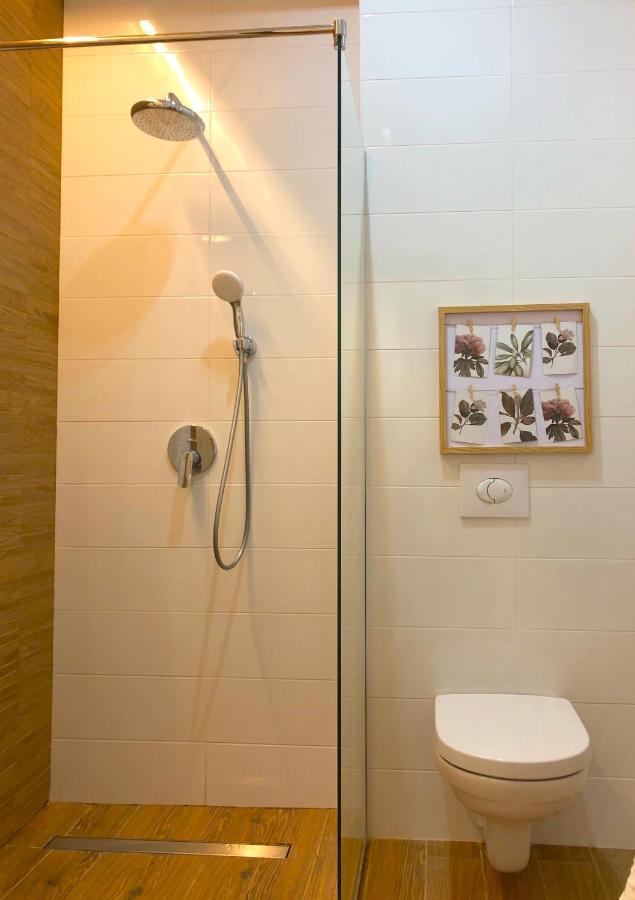 Centrally Located Apartment Overlooking Vermanes Park Riga Exteriör bild