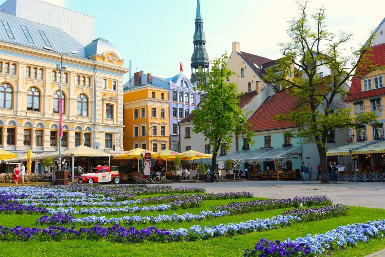 Centrally Located Apartment Overlooking Vermanes Park Riga Exteriör bild