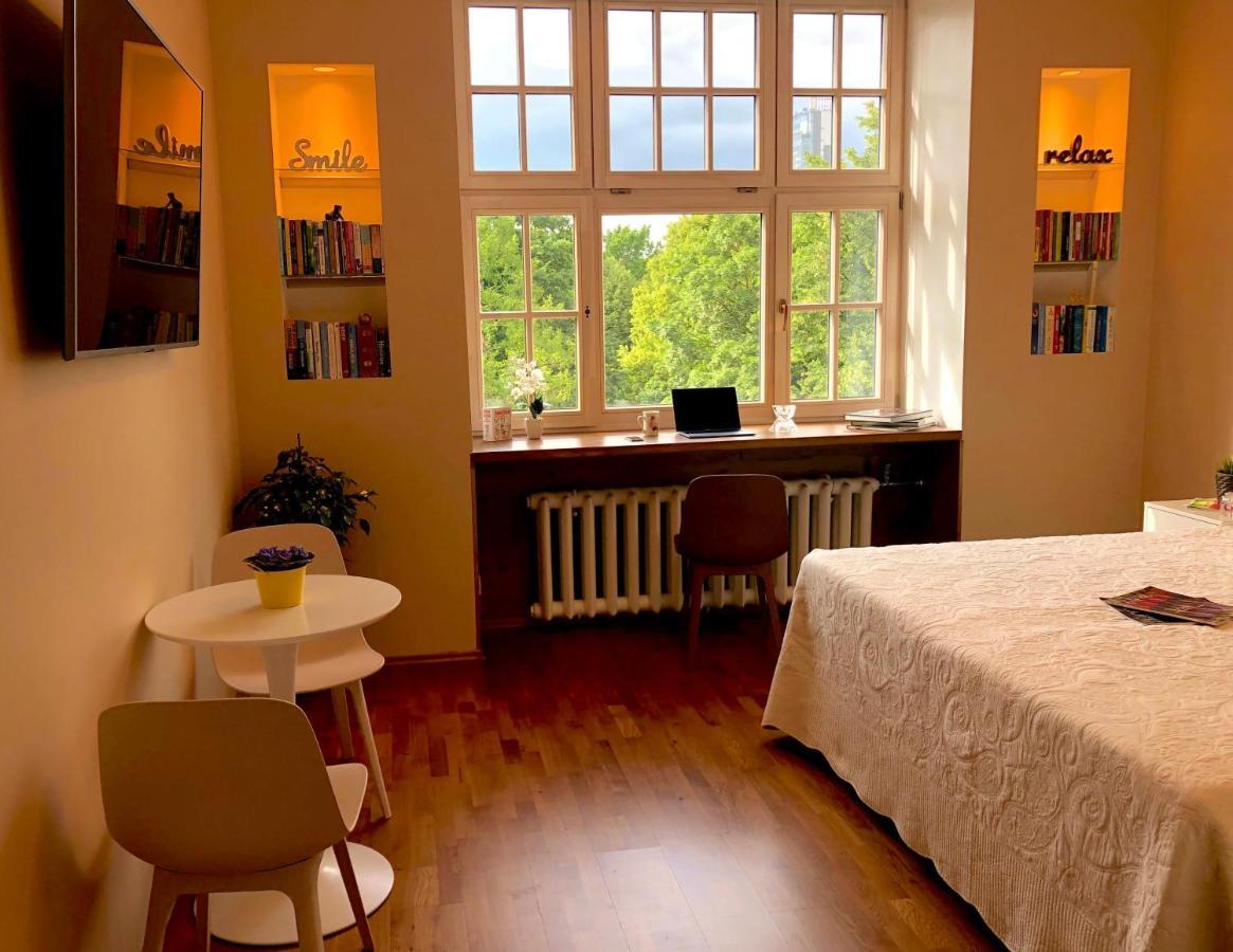 Centrally Located Apartment Overlooking Vermanes Park Riga Exteriör bild